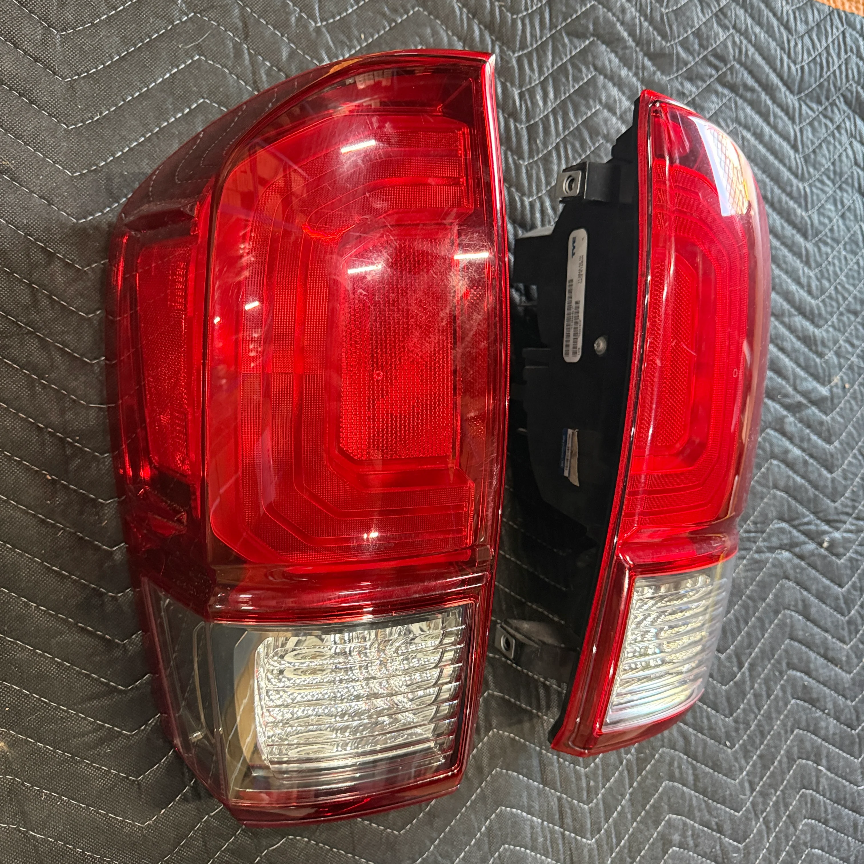 [OPEN BOX] 2016-2023 Toyota Tacoma OEM Tail Lights - Image 3