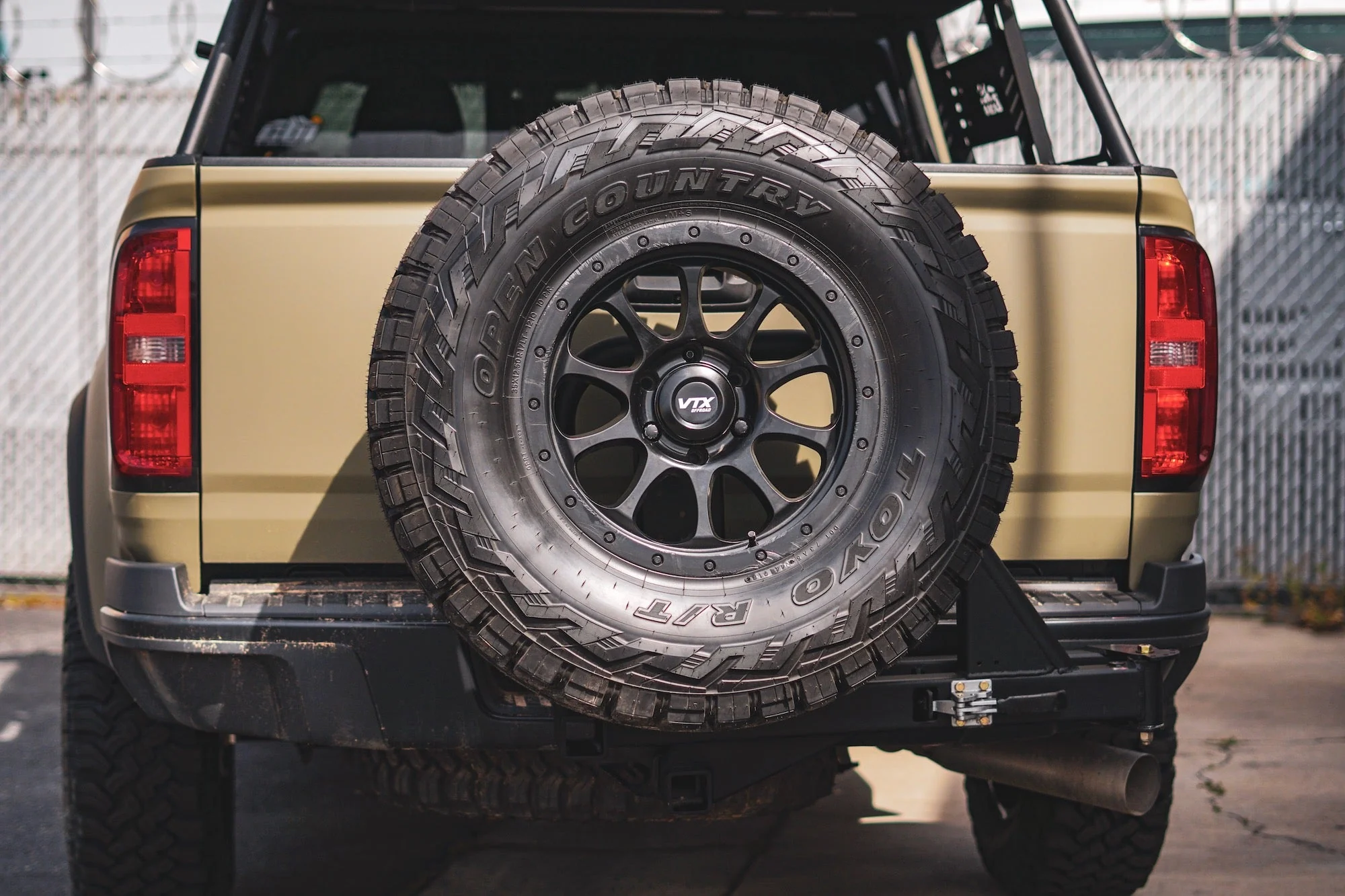 UltraSwing™ Multi-Fit Spare Tire Hitch Mount - Image 23