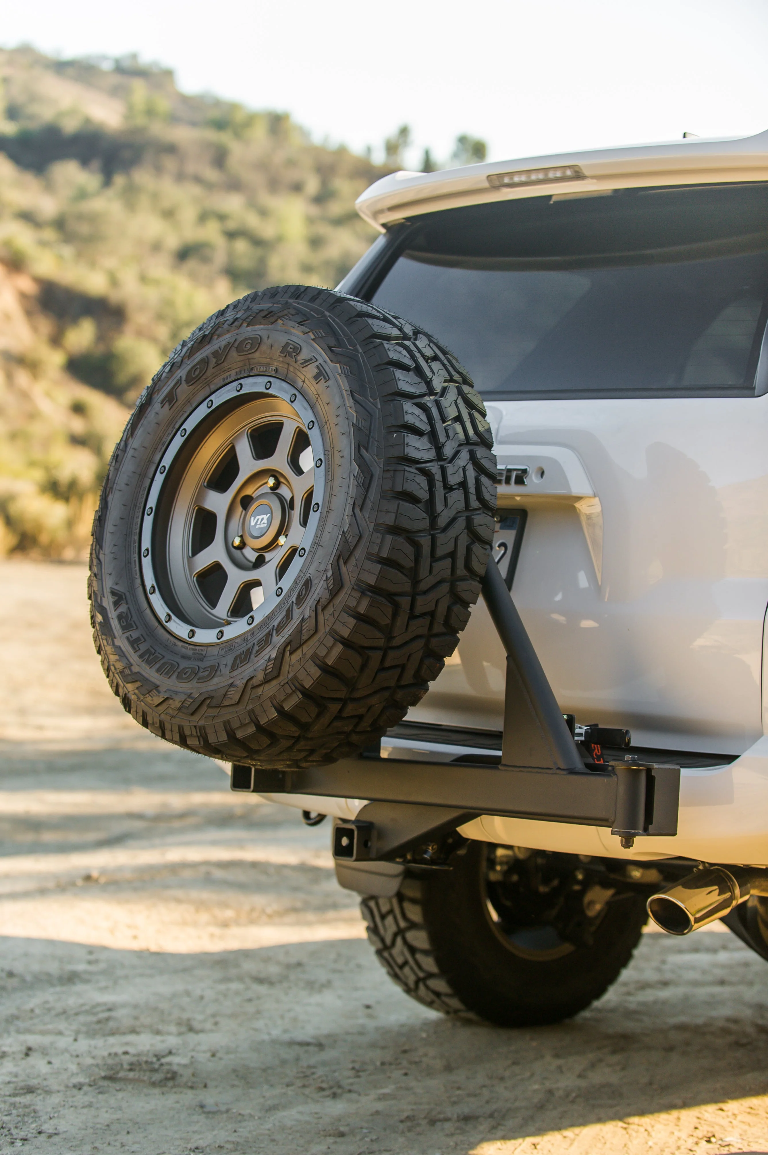 UltraSwing® Short-Fit Spare Tire Hitch Mount - Image 9